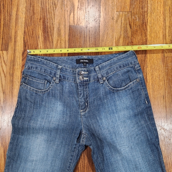 Daisy Fuentes Size 6 Flare Leg Medium Wash inseam 32.5 - Picture 3 of 10